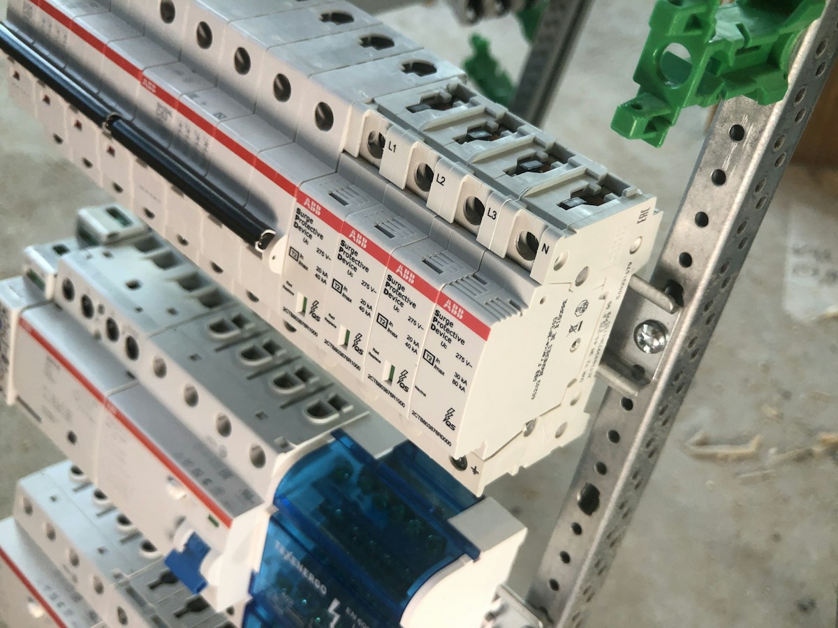 Thiết bị đóng cắt trong tủ điện